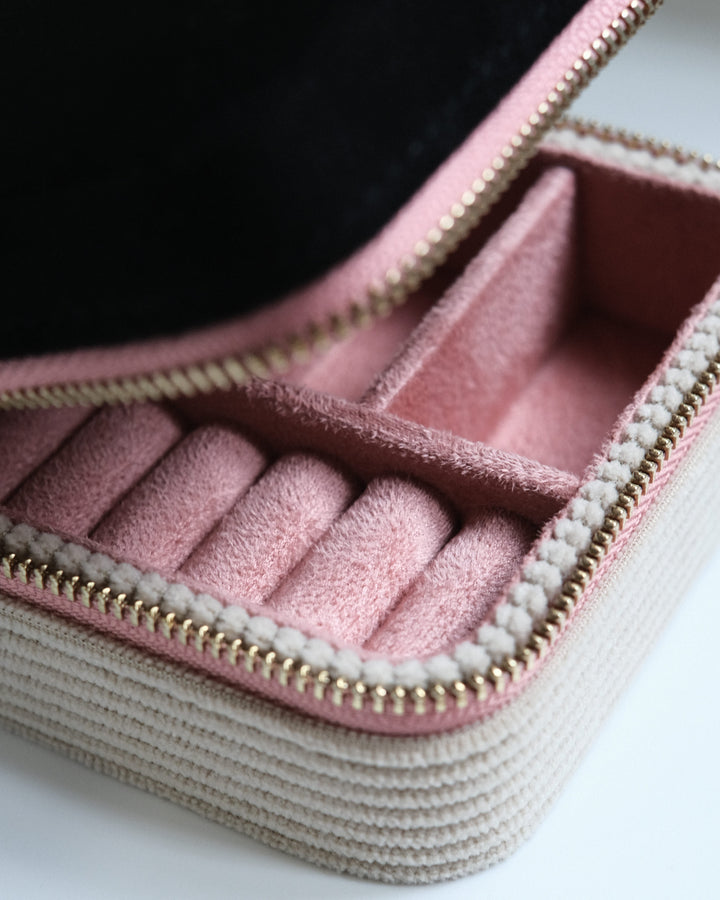 détail des rangements intérieurs d'une boite à bijou